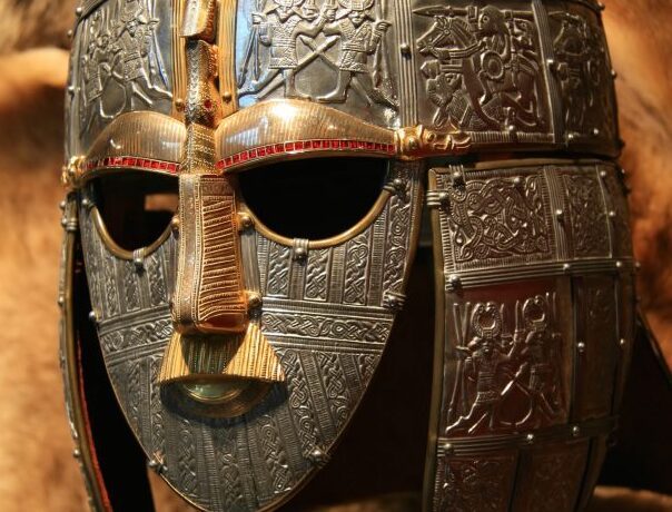 Sutton Hoo-hjelmen, angelsaksisk mesterværk i guld og jern